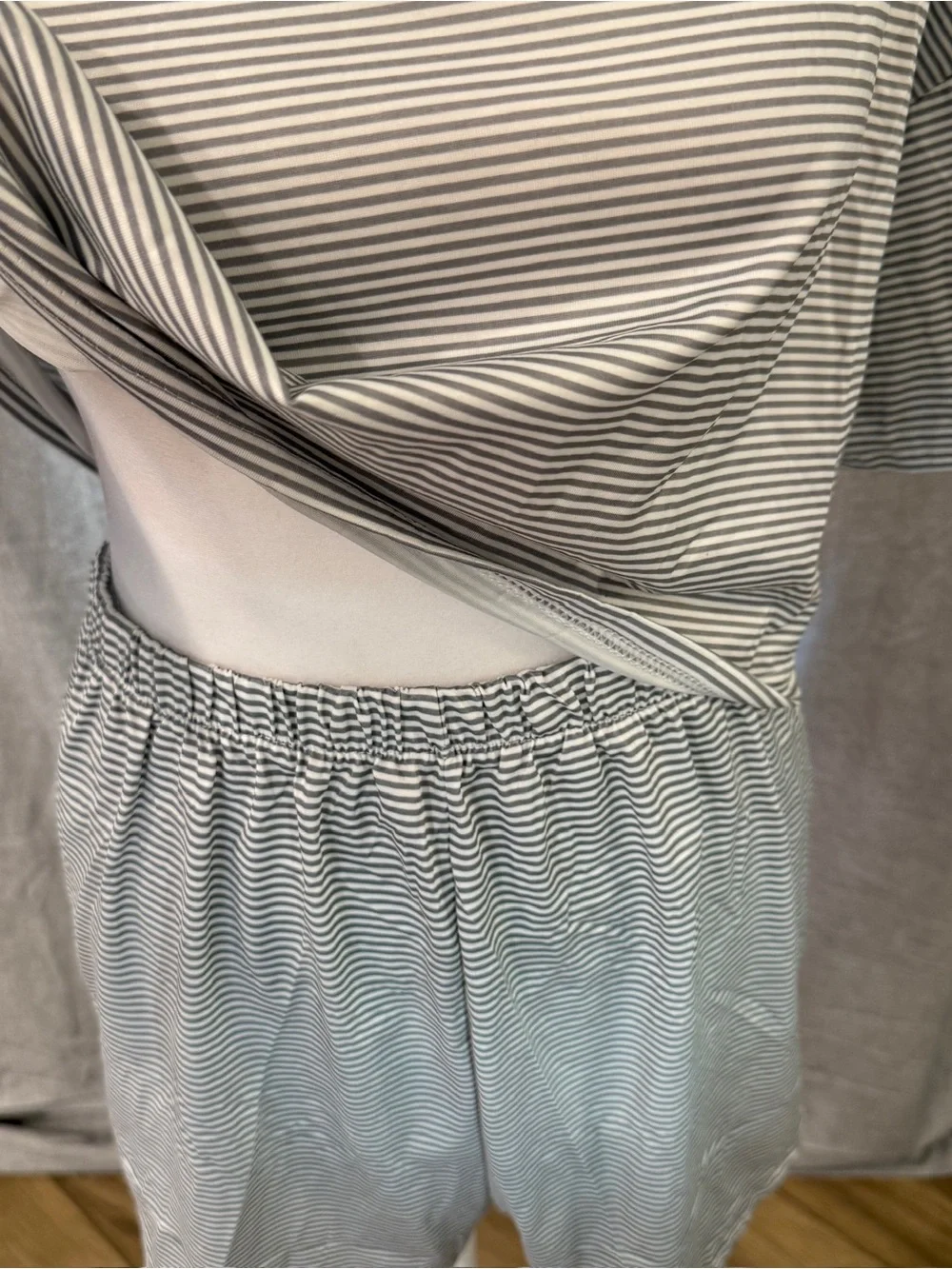 NWOT Women’s Striped Shorts Crop Top Set Size Large Gray White Loungewear 2 set
